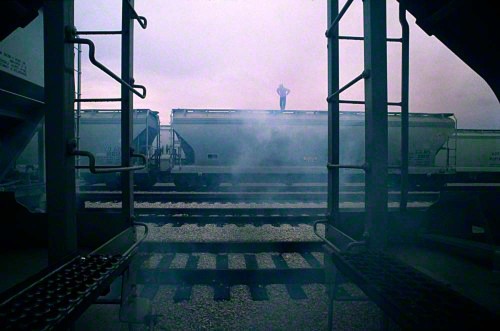 man-on-the-train-car-in-the-fog_DM