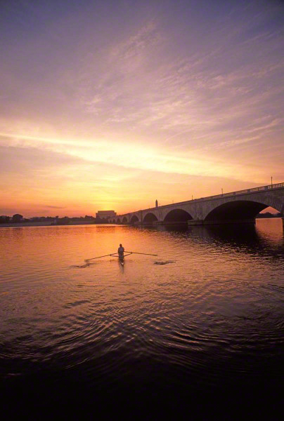 man-rowing-towards-lincoln-memorial1-404x600_DM