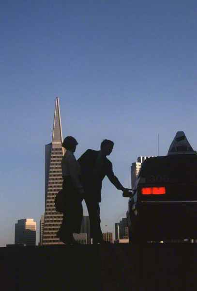 people-getting-into-cab-with-transamerica-bldg-in-background2-407x600_DM