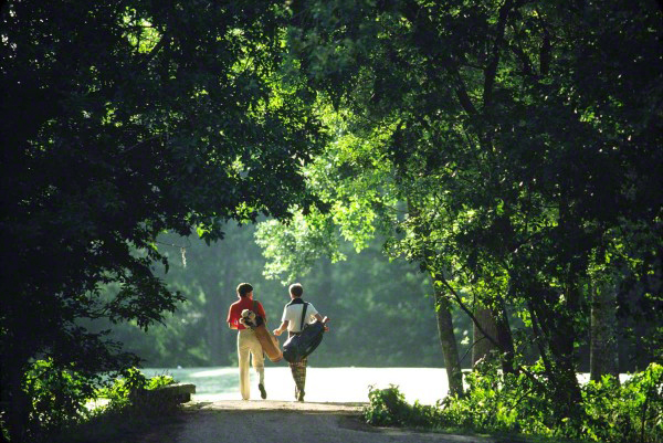 two-men-walking-with-golf-clubs1-600x401_DM