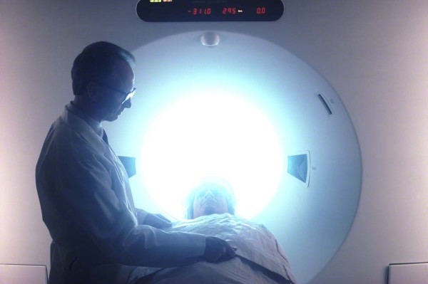 Technician-giving-an-MRI-to-a-patient