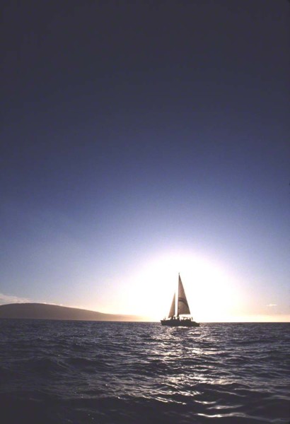 sailboat-in-front-of-sun
