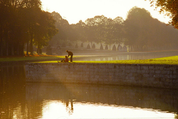 couple on river wall in France0481