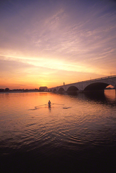 man rowing towards lincoln memorial