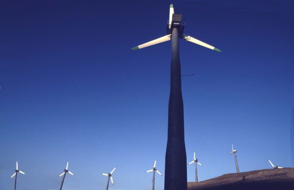 environmentally-friendly-windmills-generating-electricity-in-California1018