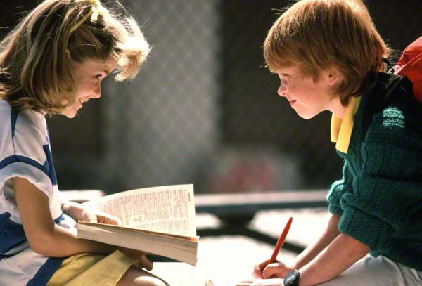 two-kids-studying-together-03672-600x407_DM