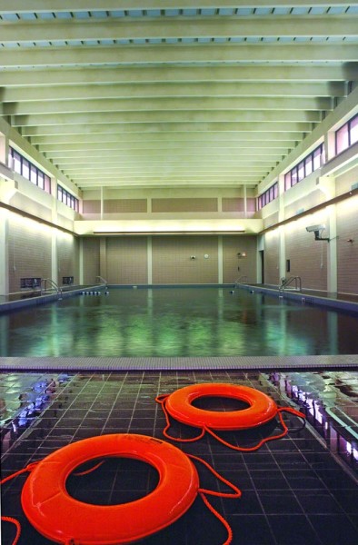 lifejacketsinindoorpoolDM