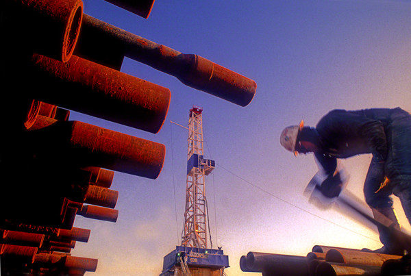 man working with drilling pipeDM