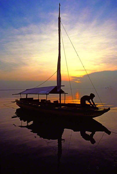 boyinboatinIndonesia0072-405x600_DM