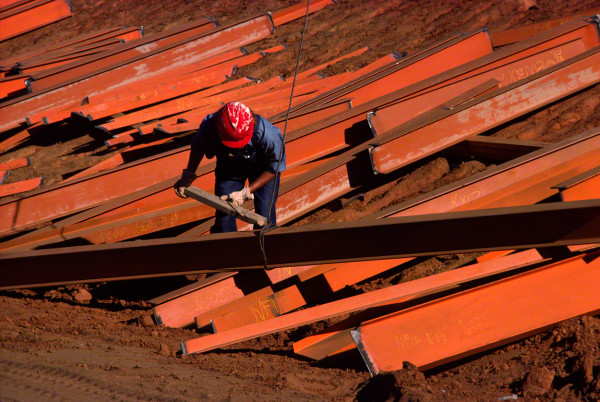 workerwithsteelbeamDM